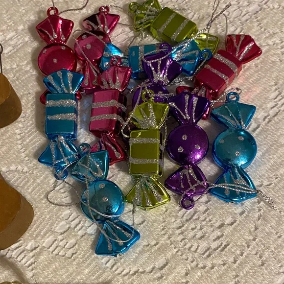 Christmas Themed Gift Set with Mug and Decorations - Picture 7 of 10